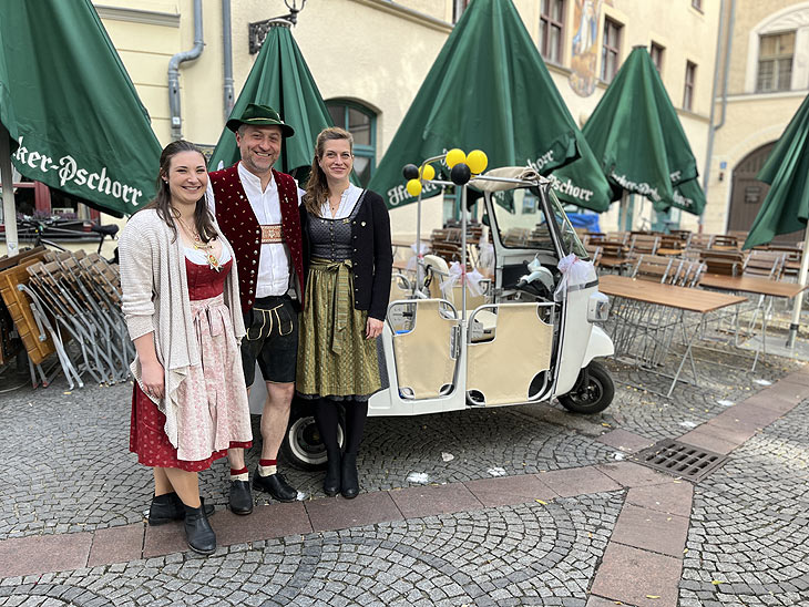 Präsidentin Pia Serve, Prinz Max und Prinzessin Vanessa am Marienplatz (©Foto:Martin Schmitz)